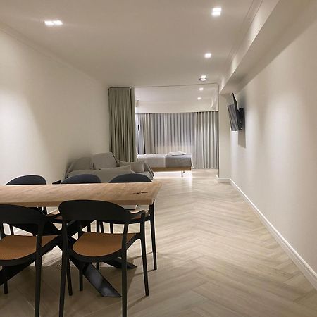 Triple A - Near Ermou Shopping Street - Family Hospitality - Free Parking! Aparthotel Atenas Exterior foto