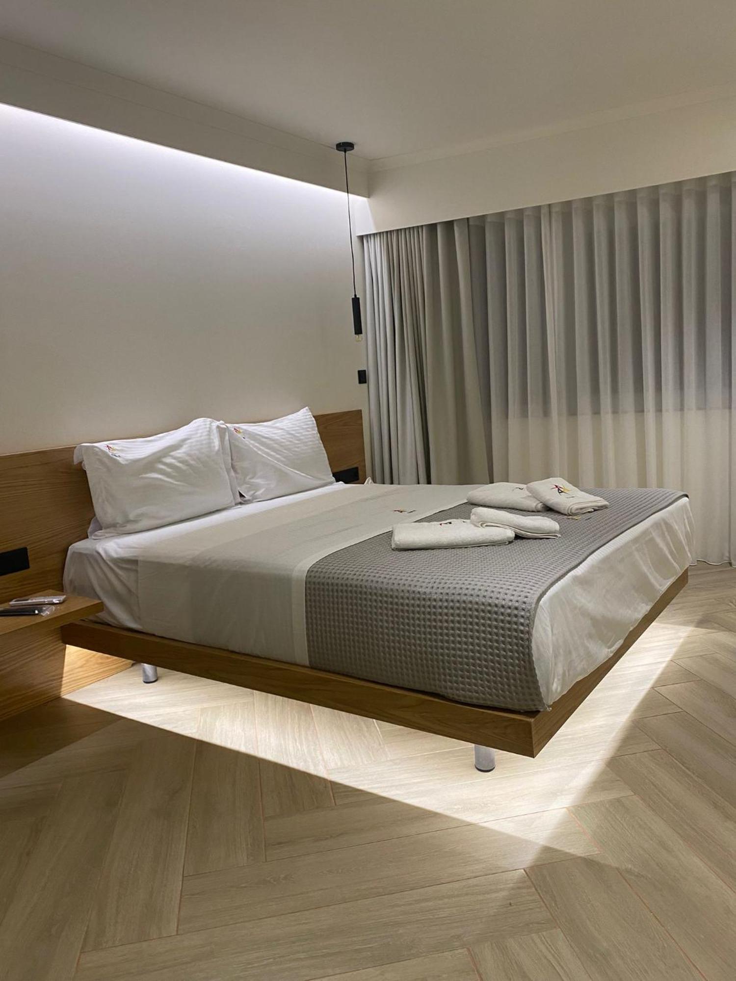 Triple A - Near Ermou Shopping Street - Family Hospitality - Free Parking! Aparthotel Atenas Exterior foto