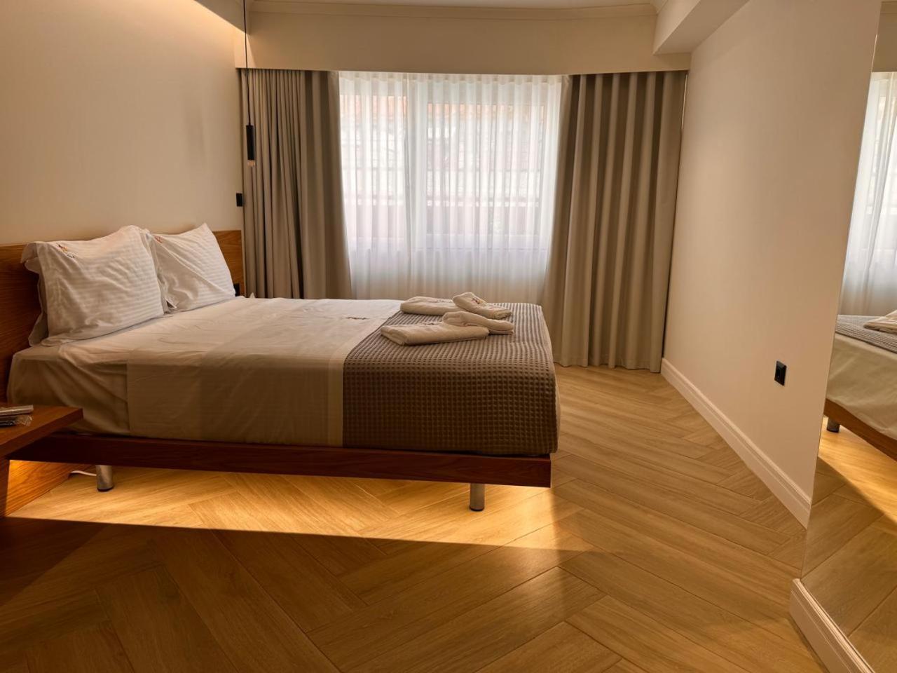 Triple A - Near Ermou Shopping Street - Family Hospitality - Free Parking! Aparthotel Atenas Exterior foto
