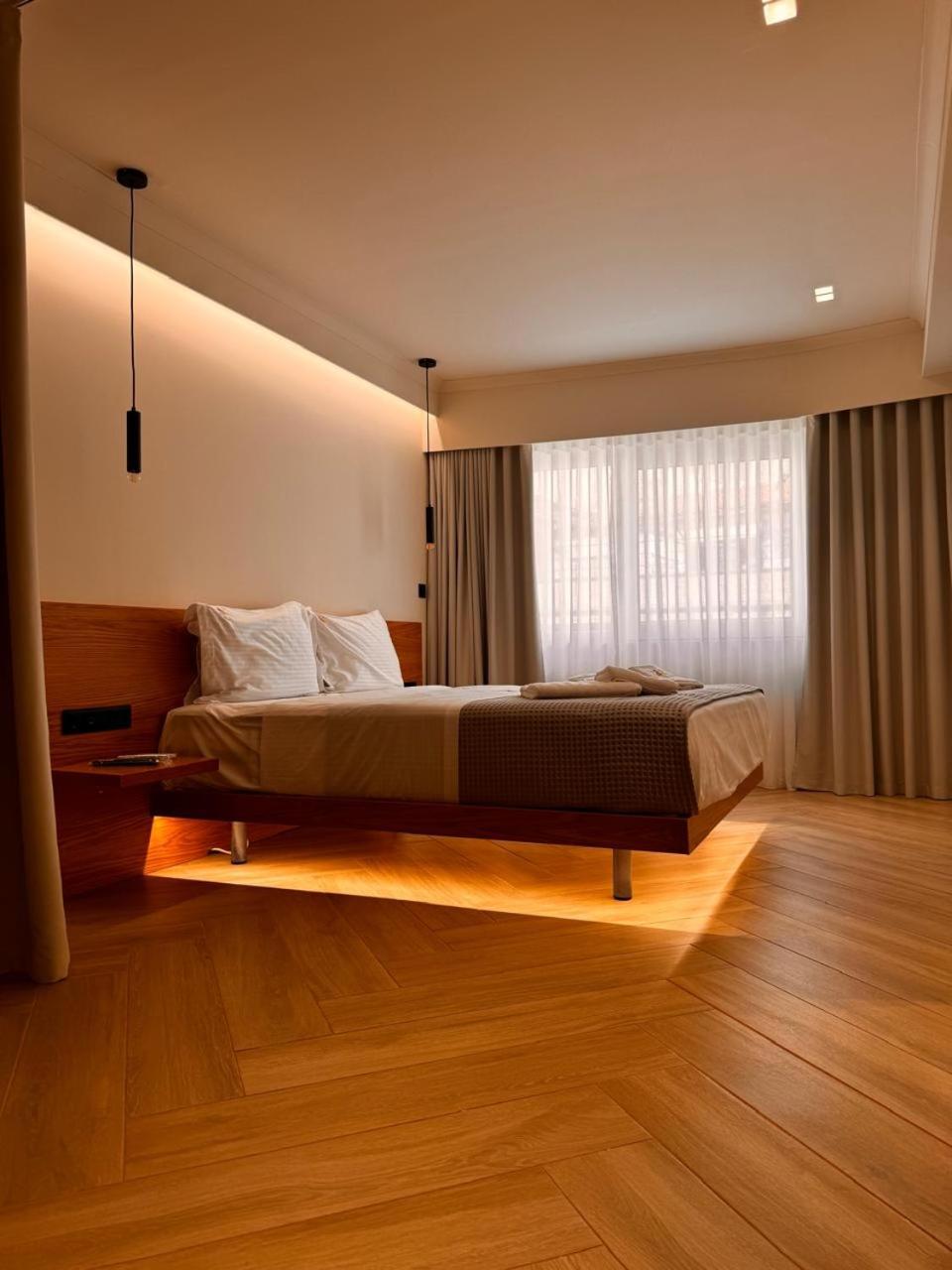 Triple A - Near Ermou Shopping Street - Family Hospitality - Free Parking! Aparthotel Atenas Exterior foto