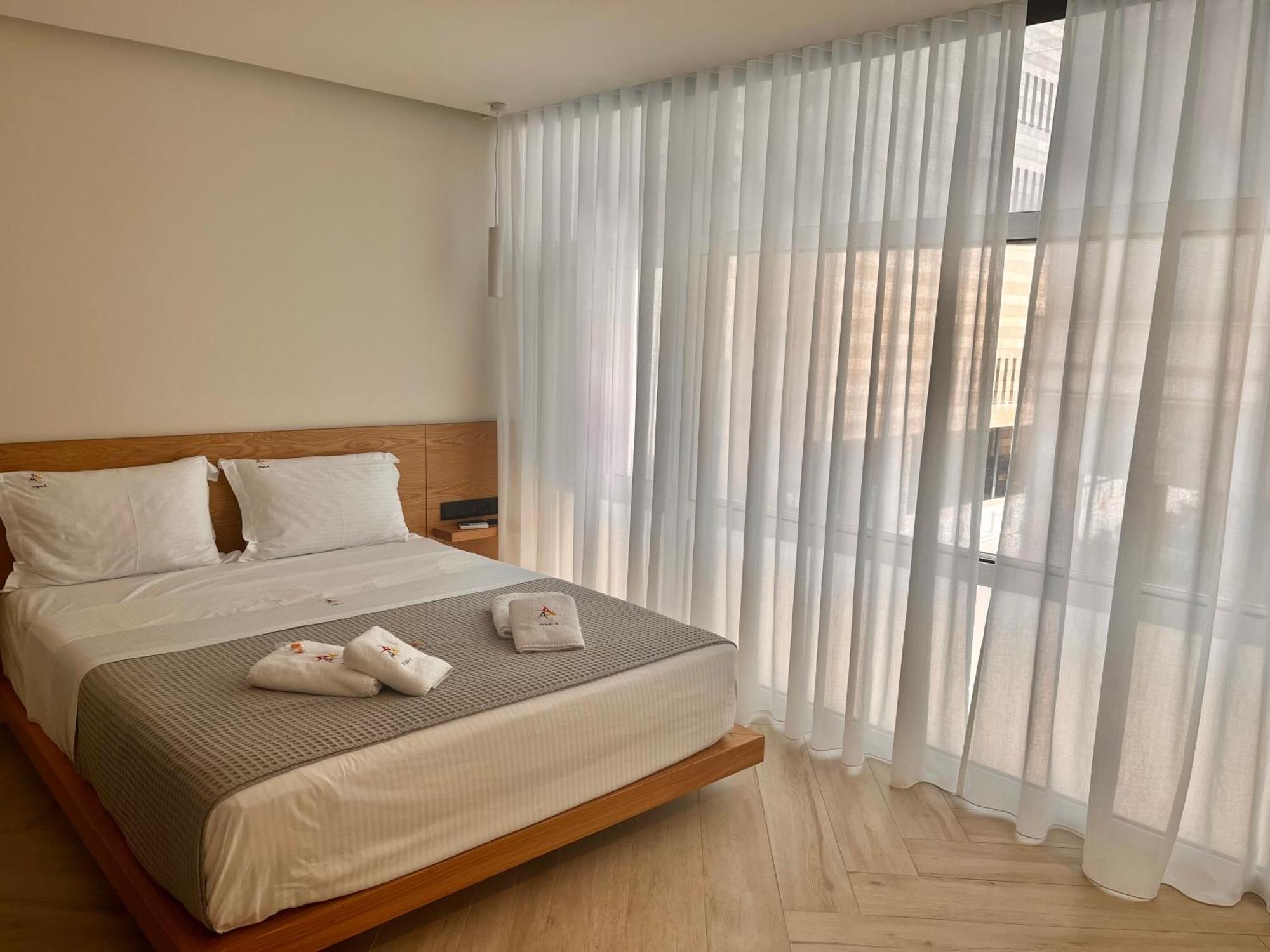Triple A - Near Ermou Shopping Street - Family Hospitality - Free Parking! Aparthotel Atenas Exterior foto