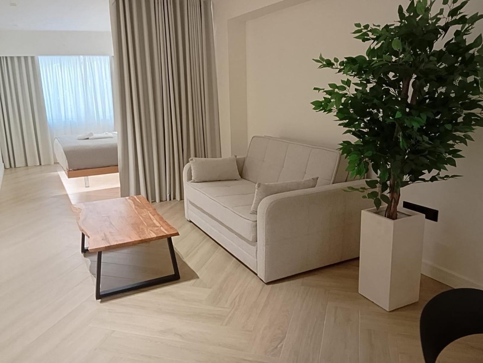 Triple A - Near Ermou Shopping Street - Family Hospitality - Free Parking! Aparthotel Atenas Exterior foto